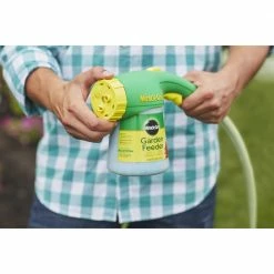Miracle-Gro Garden Feeder, 1 lb. - 1004102 - Fertilizers -Farm And Ranch store 0d2a5e10d877239226ae89dcdf3a4c7a271ab4e9 80360087 3